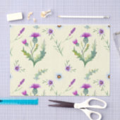 Hübsche lila Blume, gelber Hintergrund Seidenpapier (Handwerk)