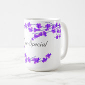 Hübsche Lila Blüten - Ihre besondere Kaffeetasse (VorderseiteRechts)