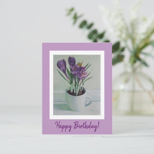 Hübsche lila Crocus-Blume in einer Tasse Geburtsta Postkarte (Stehend Vorderseite)