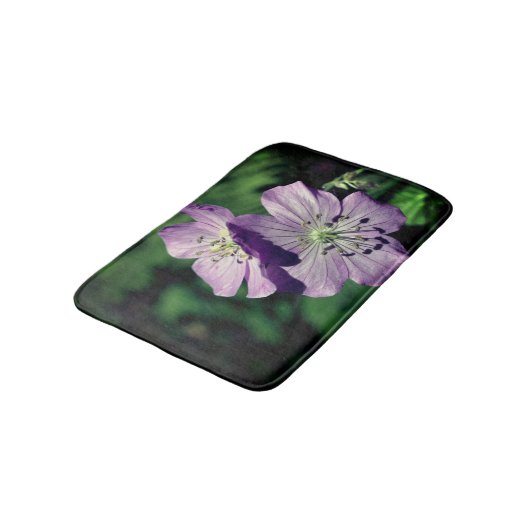 Hübsche Lila Geranium-Blume Nah Badematte (Schrägansicht)