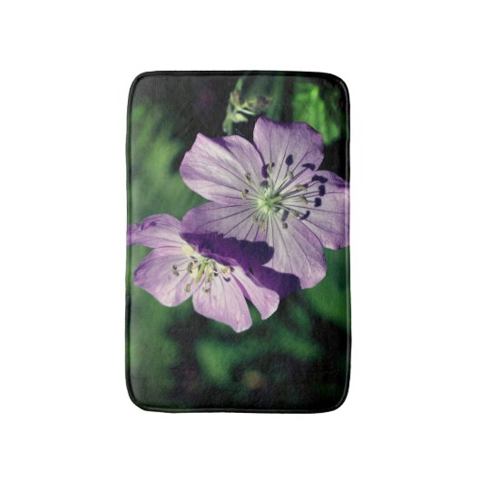 Hübsche Lila Geranium-Blume Nah Badematte (Vorderseite Vertikal)