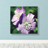 Hübsche Lila Geranium-Blume Nah Leinwanddruck (Insitu (Holzboden))