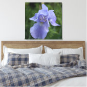 Hübsche Lila Iris Blume Canvas Print Leinwanddruck (Insitu (Schlafzimmer))