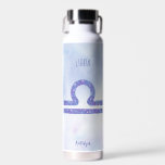 Hübsche Lila Libra Astrologie Signieren Personalis Trinkflasche<br><div class="desc">Diese hübsche,  personalisierte,  lila und Lavendel Libra Wasserflasche zeigt Ihr astrologisches Zeichen aus dem Zodiac in einem schönen Funkeln wie die Sternbilder. Passen Sie dieses niedliche Astrologie-Geschenk mit Ihrem Namen in Kursivschrift für jemanden mit einem Geburtstag Ende September oder Anfang Oktober an.</div>
