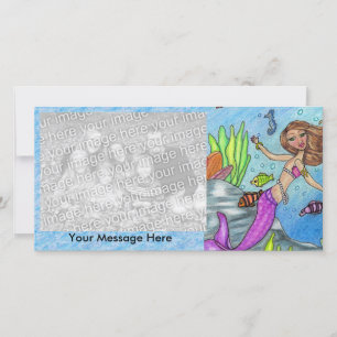 Hübsche Lila Meerjungfrau schwimmen Meeresalgen