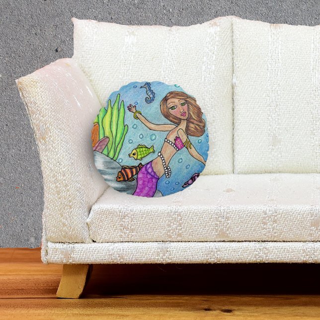Hübsche Lila Meerjungfrau schwimmen Meeresalgen Rundes Kissen (Mermaid pink tail with fish seahorse by seaweed rocks on round decorative pillow.)