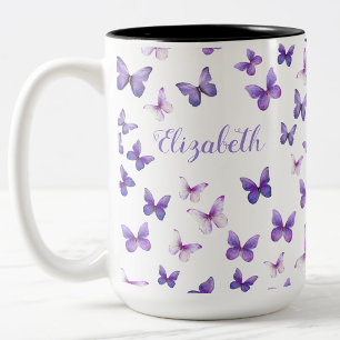 Hübsche lila Schmetterlinge mit individuellem Name Zweifarbige Tasse