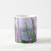 Hübsche Lupine-Blume am See Kaffeetasse (Mittel)