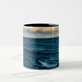 Hübsche Meereslandschaft Zweifarbige Tasse (Mittel)