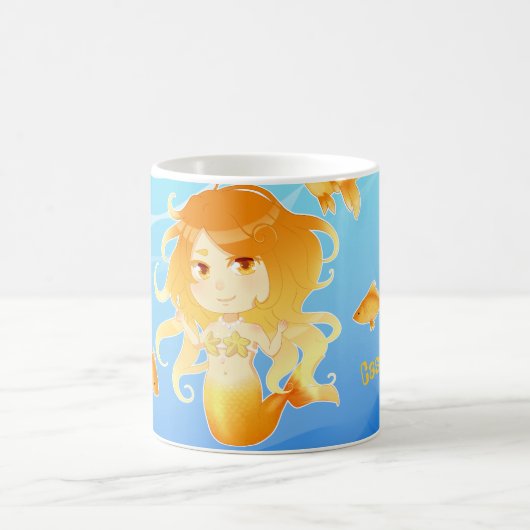 Hübsche Meerjungfrau mit Goldfish unter Wasser Kaffeetasse (Mittel)