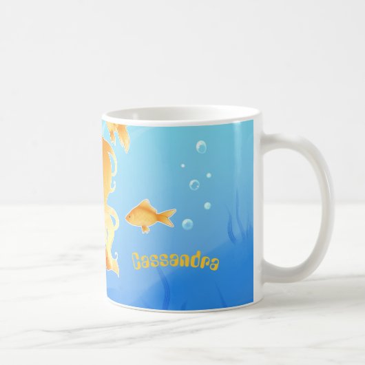 Hübsche Meerjungfrau mit Goldfish unter Wasser Kaffeetasse (Rechts)