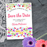 Hübsche mexikanische Fiesta floral weiß und rosa Save The Date<br><div class="desc">Ankündigung Datum freihalten Karte, die Sie an jeden Anlass anpassen können, um Anzug. Das Blumendesign besticht durch eine Fülle hübscher mexikanischer Fiesta-Blume mit süßer Typografie in Rosa und Weiß. Die Vorlage ist für Sie Set, um die Postkarte mit Ihrem besonderen Datum, Ihrem Anlass und Ihrem Namen zu personalisieren. Girly, farbenfroh...</div>