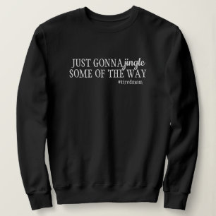 Hübsche, müde Mama, die sich einfach nur ein wenig Sweatshirt