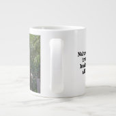 Hübsche Naturwanderung mit Zitat von John Muir Jumbo-Tasse (Rückseite)