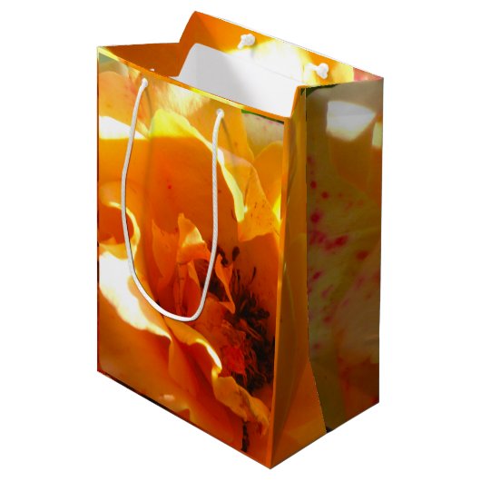 Hübsche Orangen-Rose Mittlere Geschenktüte (Vorderseite Schrägansicht)