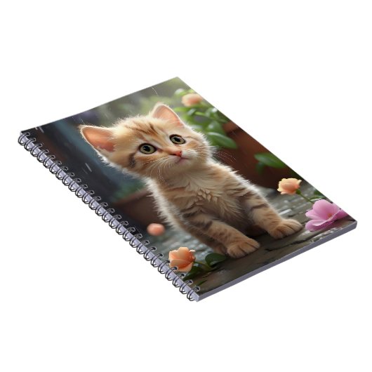 Hübsche Orangenkatze unter Blume Notizblock (Rechte Seite)