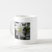 Hübsche Osterlilie-Blume in Schwarz Kaffeetasse (Vorderseite Links)