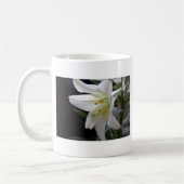 Hübsche Osterlilie-Blume in Schwarz Kaffeetasse (Links)