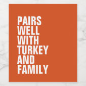 Hübsche Paare mit orangefarbenem Erntedank Weinetikett (Einzelnes Label)