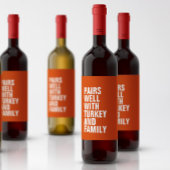 Hübsche Paare mit orangefarbenem Erntedank Weinetikett