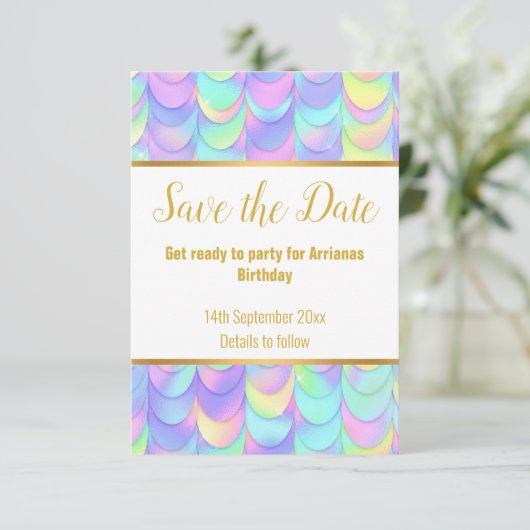HÜBSCHE PASTEL RAINBOW SCALES REAKTION RSVP CARD (Stehend Vorderseite)