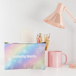 Hübsche Pastel Rainbow Sparkle Personalisiert<br><div class="desc">Passen Sie diese hübsche pastellfarbene Regenbogenkosmetiktüte an,  die den Namen Ihres besten Freundes in niedlichem Weiß enthält. Dieses zauberhafte Accessoire-Puchgeschenk hat ein hübsches rosa und lila Muster.</div>
