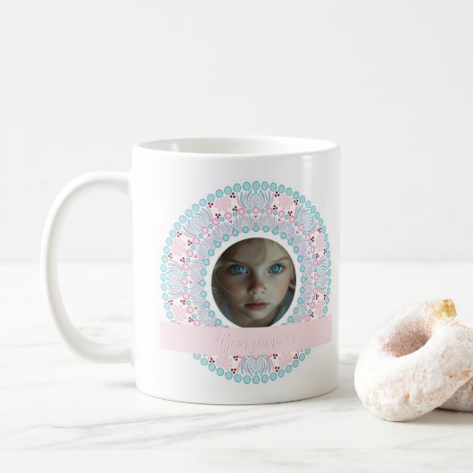 Hübsche Pastellfarben Rosa und Blau Mandala-Rahmen Kaffeetasse (Mit Donut)