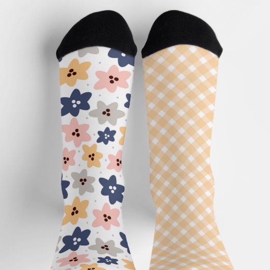 Hübsche Pastellgelbe Mischung kariert und blumenar Socken (Oben)