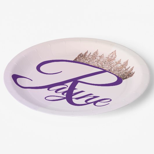 Hübsche Prinzessin Pink Crown Monogram Pappteller (Schrägansicht)