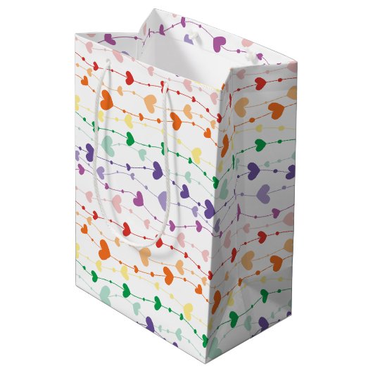 Hübsche Rainbow Hearts Pattern Kids Mittlere Geschenktüte (Rückseite Schrägansicht)
