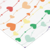 Hübsche Rainbow-Herz-Musterfamilie Tischdecke (Schrägansicht)