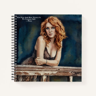 Hübsche Red Hair Lady Plato Zitat BlueBlack Journa Notizblock