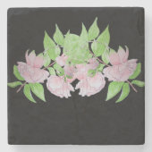 hübsche rosa Blume auf schwarzem Hintergrund Steinuntersetzer (Vorderseite)