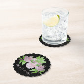 hübsche rosa Blume auf schwarzem Hintergrund Untersetzer (Vor Ort)