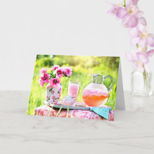Hübsche rosa Blume und Erdbeergetränk Karte