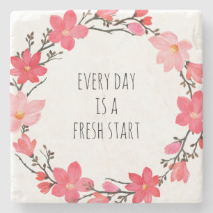 Hübsche Rosa Blumenreath Positive Typografie Steinuntersetzer