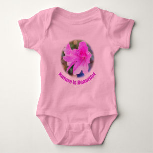 hübsche rosa Gartenblumen. Die Natur ist schön. Baby Strampler