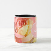 Hübsche rosa-gelbe Blume, kundenspezifisch Tasse (Zentrum)