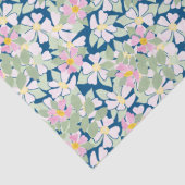 Hübsche, rosa Hundehunde-Rose auf dem Deep Blue Ti Seidenpapier (Detail)