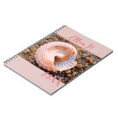 Hübsche rosa Muschel am Strandjahrespalar Notizblock (Linke Seite)