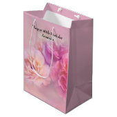 Hübsche rosa Nelken Stilvolle Fotografie Geburtsta Mittlere Geschenktüte (Vorderseite Schrägansicht)