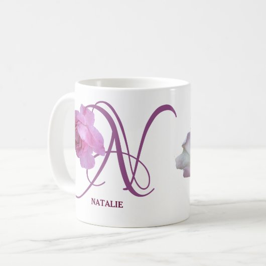 Hübsche Rosa-Rosa-Blume mit individuellem Natalie- Kaffeetasse (Vorderseite Links)