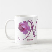 Hübsche Rosa-Rosa-Blume mit individuellem Natalie- Kaffeetasse (Links)