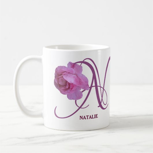 Hübsche Rosa-Rosa-Blume mit individuellem Natalie- Kaffeetasse (Links)