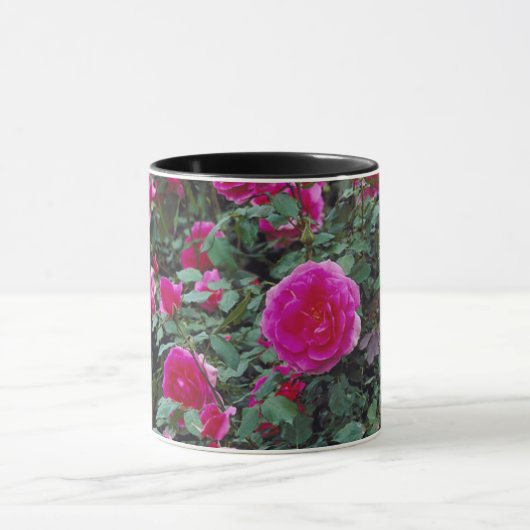 Hübsche rosa Rosen auf Busch Tasse (Zentrum)