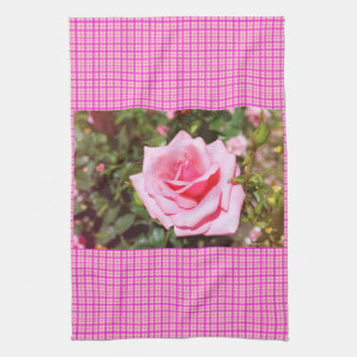 hübsche rosa Rosenblume mit süßen Herzen Handtuch