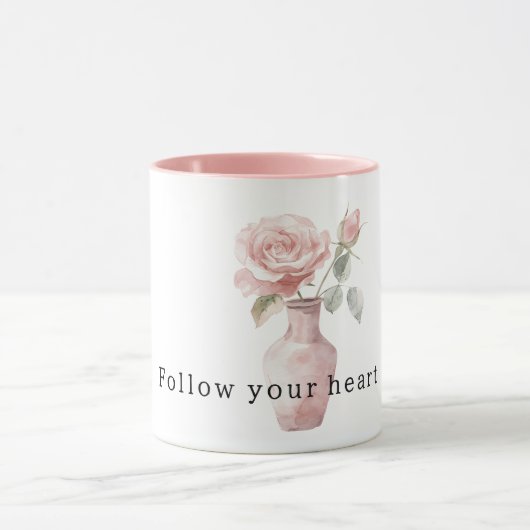 Hübsche rosa Rosenblumen in Vasen Tasse (Zentrum)