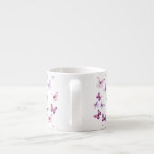 Hübsche rosa Schmetterlinge mit individuellem Name Espressotasse (Rückseite)