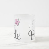 Hübsche rosa Schmetterlings-Hochzeits-Braut-Tasse Mattglastasse (Mittel)