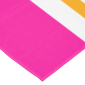 Hübsche rosa Streifen Dreifach weiße Schneeflocken Tischdecke (Schrägansicht)